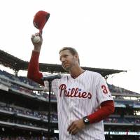 Roy Halladay acknowledges the crowd before the Phillies’ game against the Mets in Philadelphia on Aug. 8, 2014. Former star pitcher Roy Halladay killed in plane crash
