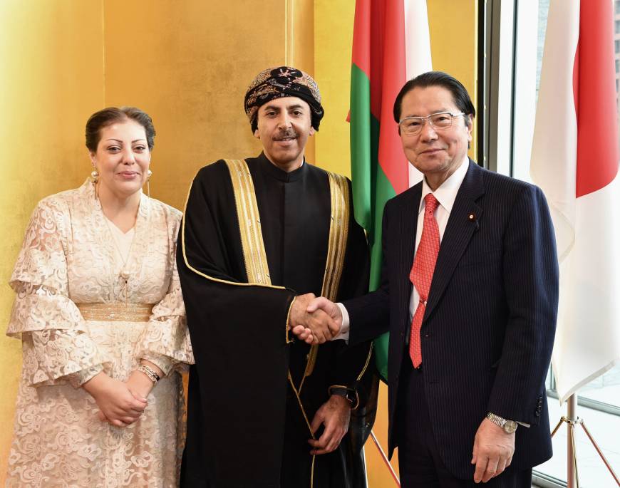 Oman Ambassador Khalid Al-Muslahi (center) and his wife, Abeer Aisha, welcome Seishiro Eto, chairman of the Japan-Oman Parliamentarians