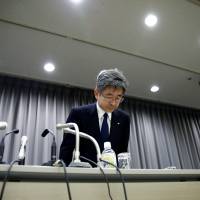 Kobe Steel Executive Vice President Naoto Umehara bows his head to apologize after a news conference in Tokyo on Dec. 21. In wake of recent scandals, Japan needs to restore trust of consumers with new corporate mindset
