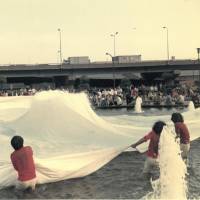 “White Cloth: 400 m2” (1972) The zero hour of Kobe's avant-garde