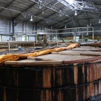 Suntory’s Hakushu whisky distillery uses wooden vats in its fermentation process, which infuses an oaky flavor into the mix. Yamanashi Prefecture is a paradise for connoisseurs of wine, craft beer and whisky