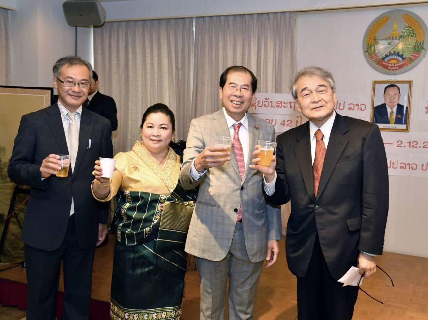 Laotian Ambassador Viroth Sundara (second from right) and his wife, Simuang, pose for a photo with Fumio Shimizu (left), deputy director-general of the Asian and Oceanian Affairs Bureau, and Itsuo Hashimoto, president of the Japan-Laos Association, at a celebration to mark Laos