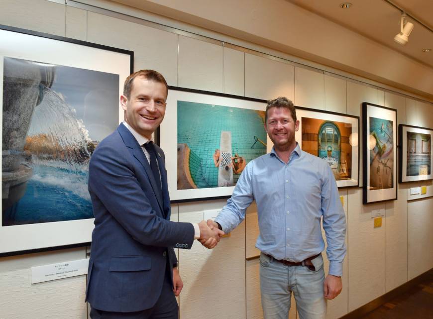 Hungarian photographer Gabor Erdelyi (right) joins Hungarian Ambassador Norbert Palanovics at the opening reception of the Hamamatsucho World Trade Center Building B1 Gallery on Dec. 4. Erdelyi