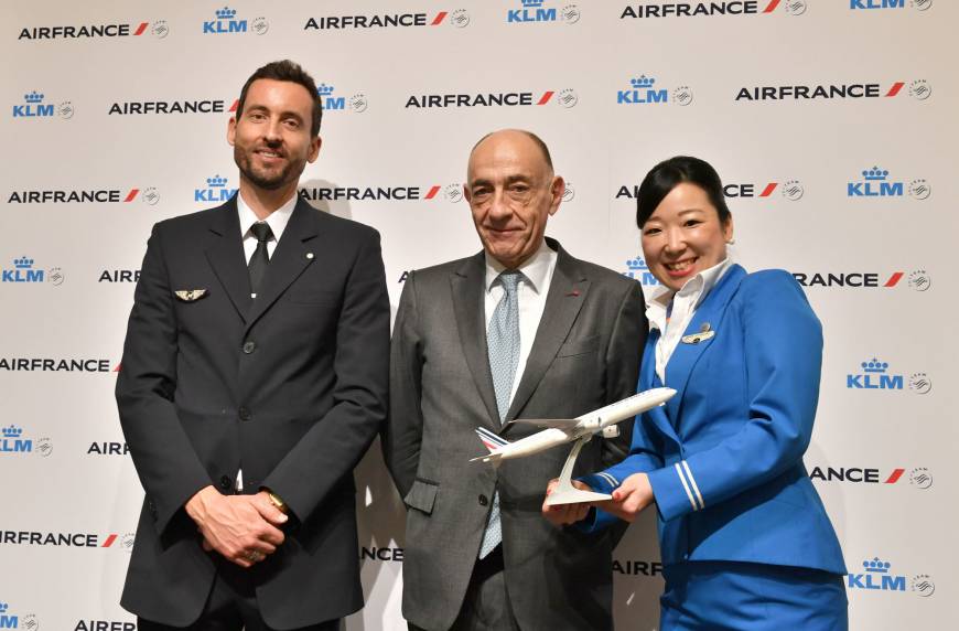 Air France-KLM Chairman and Chief Exective Officer Jean-Marc Janaillac (center) poses with the airline