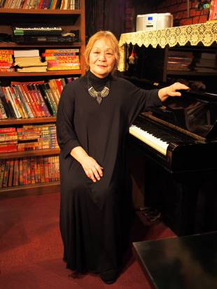 Keiko Higashida, owner of Ma-Yan, has successfully challenged a legal attempt by a developer to evict her from a Higashi-Nakano shōtengai.