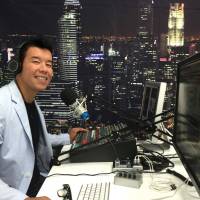 Here’s Jhony: Jhony Sasaki prepares to broadcast from the IPC studio in the Harumi Island Triton Square complex in Tokyo’s Chuo Ward. Media firm adapts to an ever-shifting Brazilian community in Japan