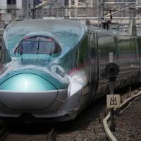 An East Japan Railway Co. shinkansen departs from Tokyo Station in May 2015. Last month, State Minister of Transport Takao Makino presented his Thai counterpart with a report for a 670 km bullet train running from Bangkok to Chiang Mai. A Sino-Japanese tug of war taking place in Thailand