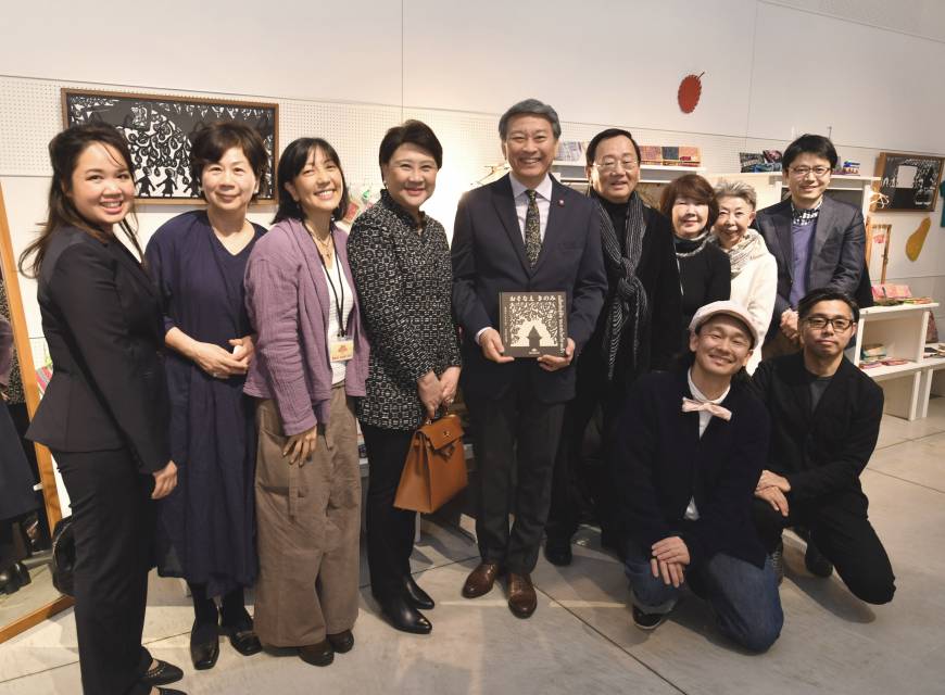 Nonprofit organization Ban Rom Sai Japan representative Miho Natori (third from left) poses for a photo with Thai Ambassador Bansarn Bunnag (center) and his wife, Yupadee (fourth from left), at a reception at Ginza Itoya on Feb. 3. Crouching at the front of the photo are shadow puppet artist Koheisai Kawamura (front left) and curator Takenori Miyamoto (front right).