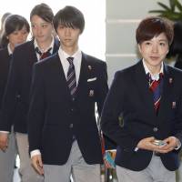 Pyeongchang Olympics speed skating gold medalist Nao Kodaira (right) and figure skating gold medalist Yuzuru Hanyu (center) walk through the Prime Minister’s Office along with other medalists on Thursday. Abe praises Pyeongchang performances by Japanese athletes and looks ahead to 2020 Tokyo Games