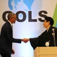 Former U.S. President Barack Obama and Worldwide Support for Development Chairman Haruhisa Handa shake hands during the Global Opinion Leaders Summit in Tokyo on March 25. | WSD