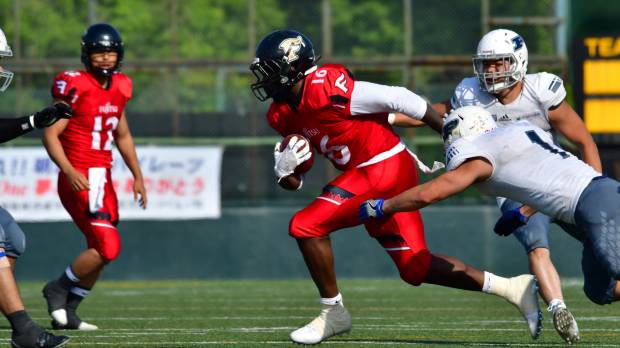 Converted linebacker Trashaun Nixon of the Fujitsu Frontiers breaks a tackle by Pirates defender Keisuke Nishiyama for a gain during the third quarter of their Pearl Bowl Tournament group stage game on Sunday at Fujitsu Stadium Kawasaki. Nixon scored three touchdowns in the Frontiers’ 49-10 win. Versatile Trashaun Nixon impresses at running back as Frontiers down Pirates