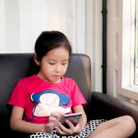 As more children purchase products via smartphones, companies are offering games to educate them on finance, investment and assets. Japanese organizations use board and card games to educate kids on finances