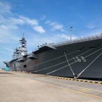 The Maritime Self-Defense Force’s Izumo helicopter destroyer sits berthed at the IMDEX Asia 2017 maritime defense show in Singapore in May last year. LDP ditches push for aircraft carrier, calls for multipurpose 'mother ship'