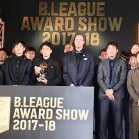 SeaHorses Mikawa guard Makoto Hiejima, the 2017-18 league MVP , seen holding his trophy, and other award recipients pose for photos at the B. League Award Show on Tuesday night at Ebisu Garden Place. SeaHorses star Makoto Hiejima named 2017-18 MVP at B. League Award Show