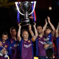Andres Iniesta lifts the Spanish League trophy during a ceremony held in his honor in Barcelona on May 20. Andres Iniesta agrees to deal with Vissel Kobe