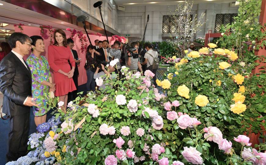 Princess Takamado (center) chats with landscape architect Nobuo Shirasuna (left) and Chrissy Hagerty, wife of the  U.S. ambassador.