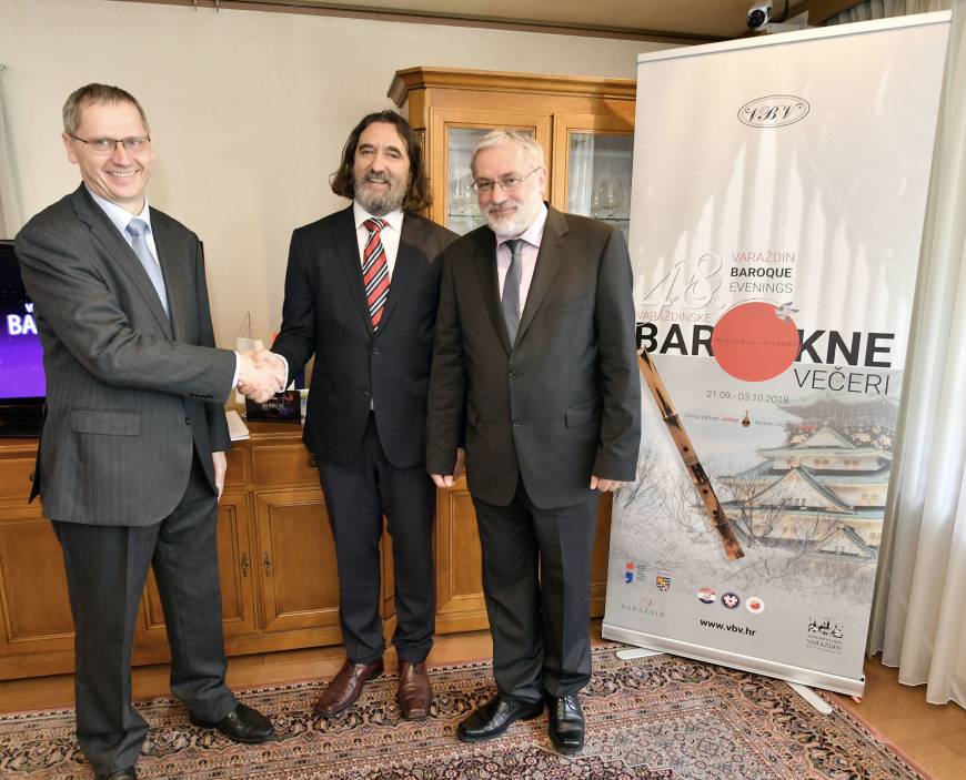 Croatian Ambassador Drazen Hrastic (left) shakes hands with Zarazdin Mayor Ivan Cehok and Davor Bobic, artistic director of Varazdin Baroque Evenings, a baroque music festival in Europe, at the Croatian Embassy in Tokyo on April 19.