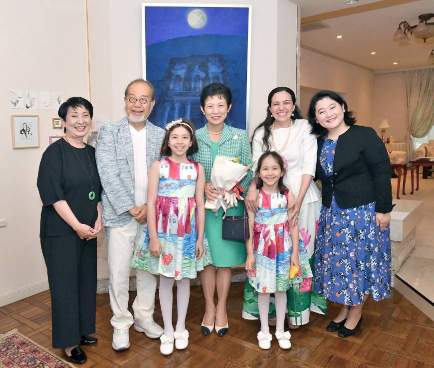 Princess Takamado (center) poses for a photo with (from left) Mari Sai of the Japan-Iraq Medical Network; Dr. Minoru Kamata; the Jordanian ambassador