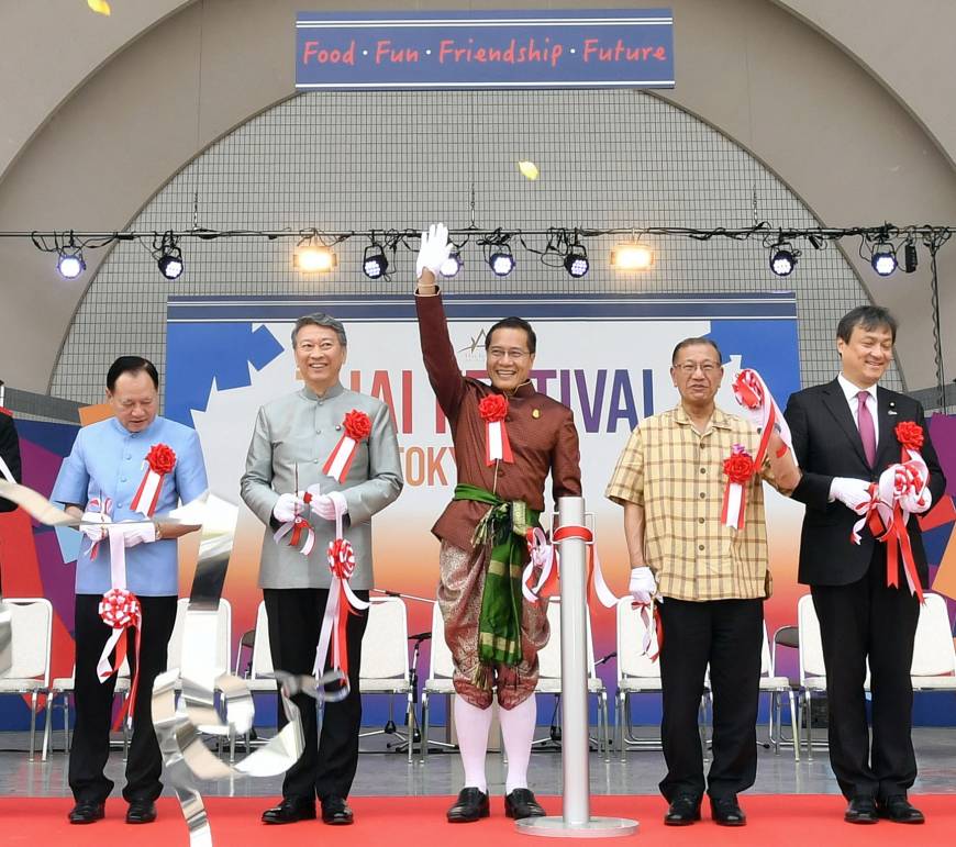 Thai Tourism and Sports Minister Weerasak Kowsurat (center) stands alongside (from left) Secretary-General of the Southern Border Provinces Administrative Center Supanat Sirantawineti; Thai Ambassador Bansarn Bunnag; Special Adviser to the Prime Minister of Japan Mitsuhiro Miyakoshi; and Parliamentary Vice Minister for Foreign Affairs Iwao Horii during a ribbon-cutting ceremony for the 2018 Thai Festival at Yoyogi Park on May 12.