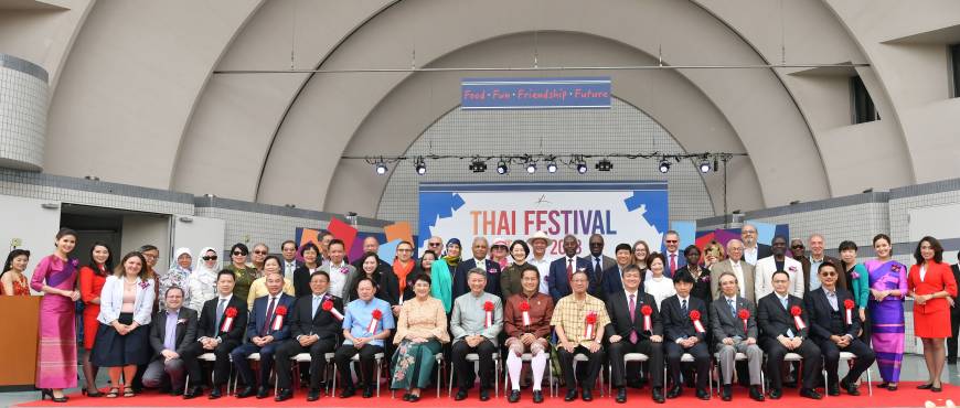 Kowsurat poses for a group photo after the ceremony with ambassadors, politicians and participants.