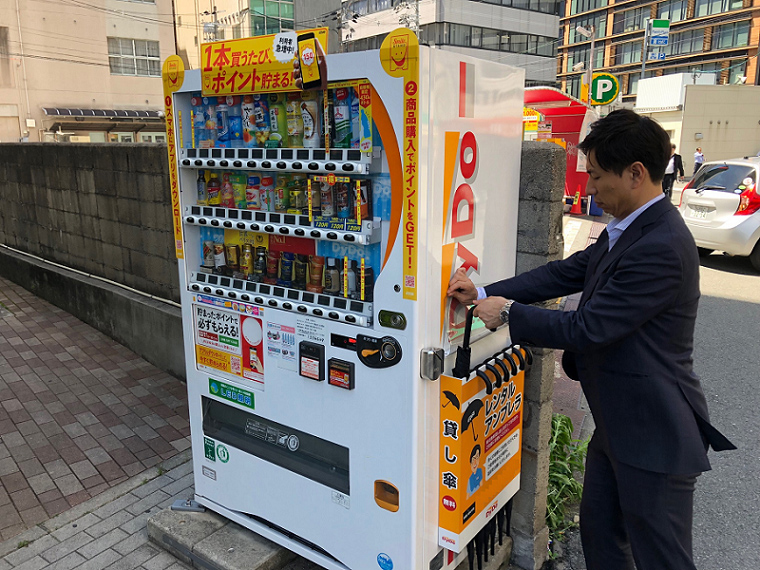 Japanese beverage company expands network of vending machines containing free umbrellas