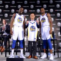 Rakuten, Inc. CEO Hiroshi Mikitani, seen with Golden State Warriors players Draymond Green (left) and Andre Iguodala during a September 2017 news conference, embraces the back-to-back NBA championship team’s corporate values and vision. Warriors an inspiration to Rakuten CEO Hiroshi Mikitani