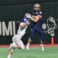 Obic tight end Holden Huff catches a 10-yard touchdown pass from Skyler Howard in the third quarter in the Pearl Bowl final on Thursday at Tokyo Dome. Obic won 28-2 to capture its second straight championship. Obic Seagulls rout IBM Big Blue to defend Pearl Bowl title