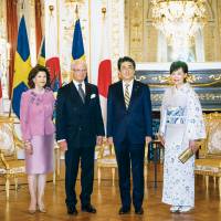King Carl XVI and Queen Silvia of Sweden are hosted by Prime Minister Shinzo Abe and his wife at the Akasaka Palace in Tokyo. | © Said Karlsson