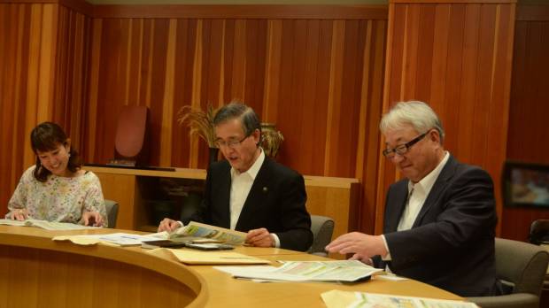 Maniwa Mayor Noboru Oota (center) explains the city's satoyama efforts during a Japan Times study tour on June 8.