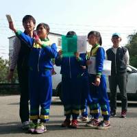 Elementary school children in Taiwan measure carbon dioxide levels near a road in front of their school in March 2015. Greenhouse gas education program developed by Aichi professor proves popular both at home and abroad