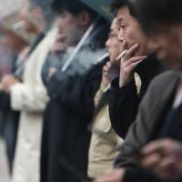 The lack of a Cabinet-level chief medical officer hinders needed action on public health issues like smoking. Time to empower Japan's chief medical officer