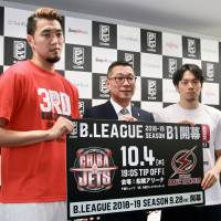 Kawasaki Brave Thunders guard Ryusei Shinoyama (right), B. League chairman Masaaki Okawa (center) and Chiba Jets Funabashi forward Ryumo Ono pose for photos during a news conference on Monday. B. League releases schedule for upcoming 2018-19 season