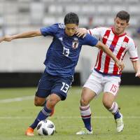 Japan’s Yoshinori Muto (left) and Paraguay’s Richard Sanchez vie for the ball during a friendly on June 12 in Innsbruck, Austria. Muto set to make move to Newcastle