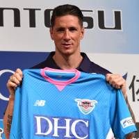 Sagan Tosu’s Fernando Torres poses for photos during a news conference on Sunday at Haneda Airport. Torres hopes to put Tosu on map