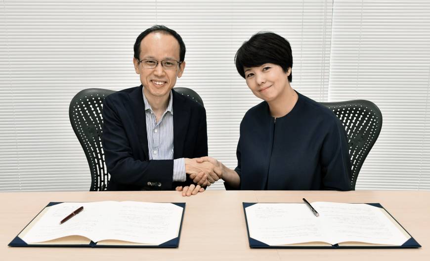 株式会社ジャパンタイムズ 末松弥奈子(右)と 特定非営利活動法人新公益連盟 宮城治男(左)が協定を締結