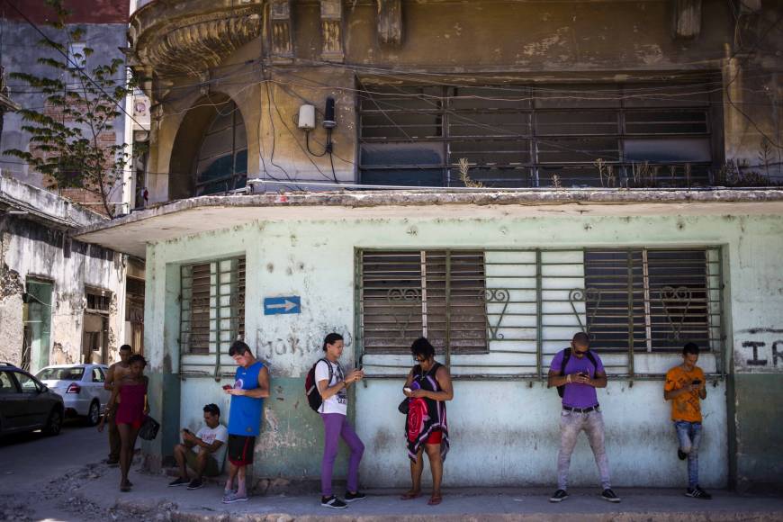 Cubans getting early taste of mobile internet in no-charge system test