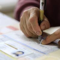 Insurers are increasing dementia-related policies and services to keep up with the rapid graying of the population. Insurers bolster dementia insurance offerings as Japan grays