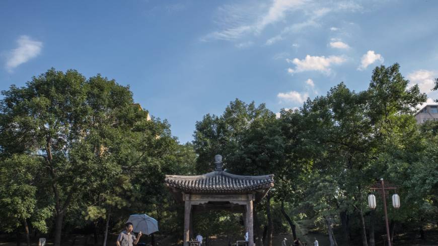 Beijing residents have been breathing some of the cleanest air in a decade as they begin to reap the benefits of China’s anti-smog push. Beijing basks in bluest skies in a decade as campaign against smog pays off