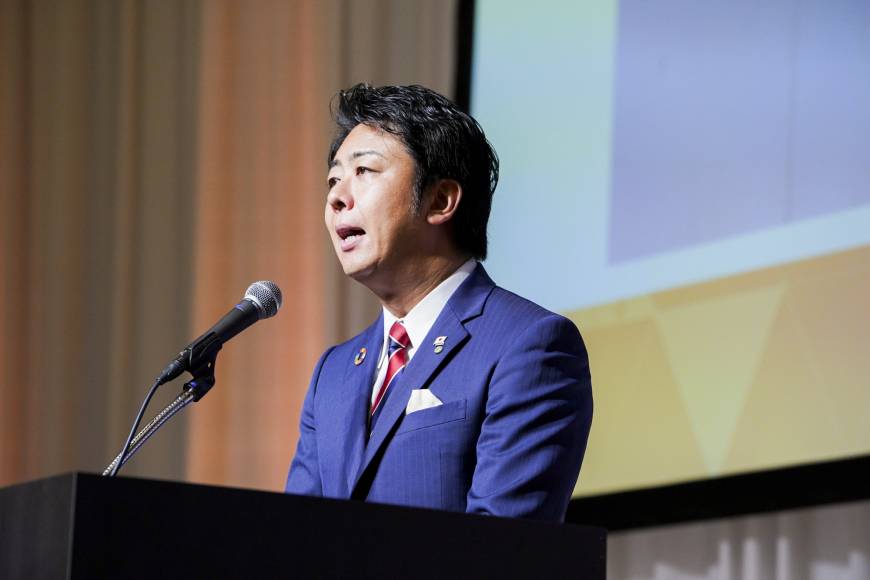 Fukuoka Mayor Soichiro Takashima delivers opening remarks.