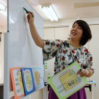 Ex-nurse Nami Nojima teaches pre-schoolers and elementary schoolchildren about sex at the cram school Terakoya Annex in Tokyo’s Taito Ward on Aug. 21. Breaking social taboo, Tokyo cram school gives children chance to learn and talk about sex