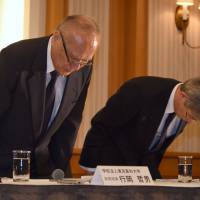 Tetsuo Yukioka (left), executive regent at Tokyo Medical University, and Keisuke Miyazawa, acting president of the university, bow before holding a news conference at a hotel in Tokyo on Tuesday. Tokyo Medical University admits subtracting points from repeat male applicants' scores and boosting others to secure donations
