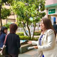 On the stump: Bolivian-born city councilor Noemi Inoue hands out campaign pamphlets in Tokyo’s Sumida Ward. Her successful re-election campaign in 2015 was featured on NHK World TV. Wanting to make a difference, Bolivia-born Noemi Inoue turned Japanese and entered politics
