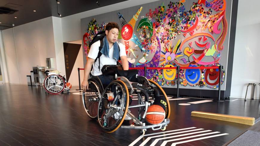 Wheelchair basketball player Masatsugu Shinoda approaches the Para Arena exit through a barrier-free aisle. In addition to wider entrances and exits, the facility boasts a large number of oversized parking spaces that are designed to accommodate wheelchair users. Para Arena a barrier-free home base for athletes