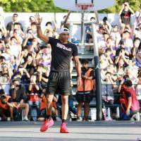 Oklahoma City Thunder star Russell Westbrook, the NBA’s 2016-17 MVP, greets Japanese fans during an event at Yoyogi Park on Tuesday. Thunder superstar Russell Westbrook delivers inspiration in Tokyo visit