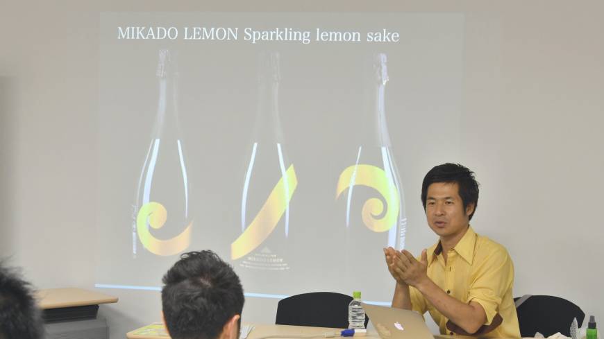 Koichiro Miyake, CEO of Naorai Inc., speaks at the Satoyama Cafe on July 30 in Tokyo, organized by the Japan Times Satoyama Consortium.