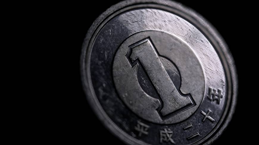 As consumers increasingly opt to make cashless payments using electronic money or credit cards, the number of ¥1 coins in circulation has fallen sharply in Japan. Demand for lowly ¥1 coin sinks as consumers take to cashless transactions
