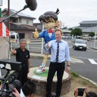 American comedian Conan O’Brien and Hokuei Mayor Akio Matsumoto make peace in Tottori Prefecture’s “Conan Town” on Thursday, after a weekslong war of words. Conan O'Brien's showdown in Japan's 'Conan Town' ends peacefully after 1,000-hamburger barbecue