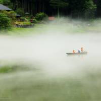 A rowboat passes through thick fog on the Tadami River in the town of Kaneyama, Fukushima Prefecture. The river tour has become popular with tourists from Japan and abroad. Foggy Fukushima river tour draws influx of visitors