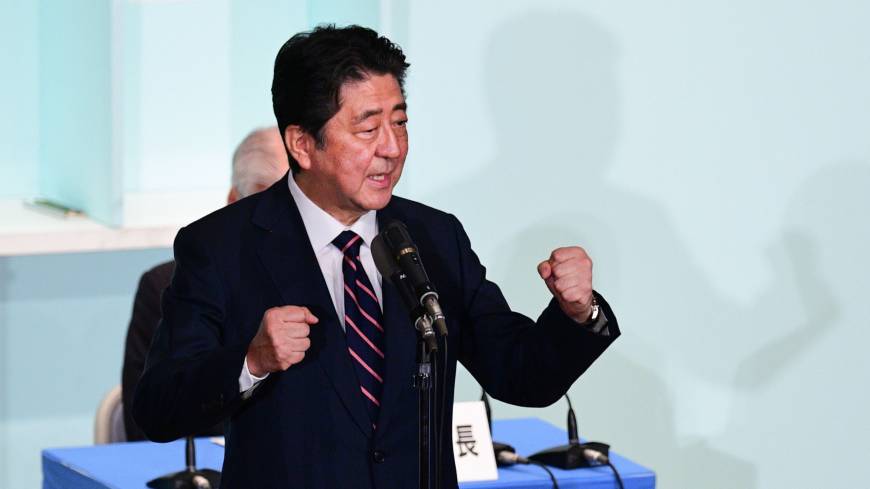 Prime Minister Shinzo Abe speaks in Tokyo on Thursday. Abe tops Ishiba in Liberal Democratic Party election and secures historic third term