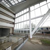 A train passes by the site of the 2005 train crash in Amagasaki, Hyogo Prefecture, on Sept. 14. The condominium buizlding at the crash site has been turned into a memorial. 2005 Amagasaki train crash site turned into memorial